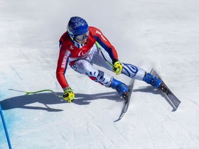 Slovenský zjazdový lyžiar Jakub Krako počas paraalpského lyžovania v rámci XIII. zimných paralympijských hier 2022 v Pekingu. 
