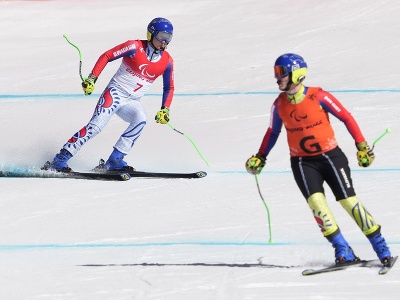 Slovenský reprezentant v lyžovaní Jakub Krako (vľavo) a navádzač Branislav Brodzman počas kombinácie v kategórii zrakovo znevýhodnených mužov na zimných paralympijských hrách v Pekingu