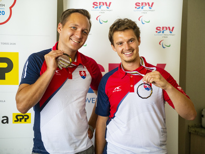 Na snímke zľava paraalpský lyžiar Jakub Krako a jeho navádzač Branislav Brozman, ktorí získali medaily za celkové výsledky vo Svetovom pohári paraalpského lyžovania v sezóne 2020/2021
