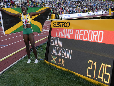 Shericka Jacksonová dobieha do cieľa ako prvá a oslavuje zisk zlatej medaily a rekordu šampionátu