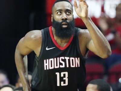 Basketbalista Houstonu Rockets James Harden sa teší po strelení koša