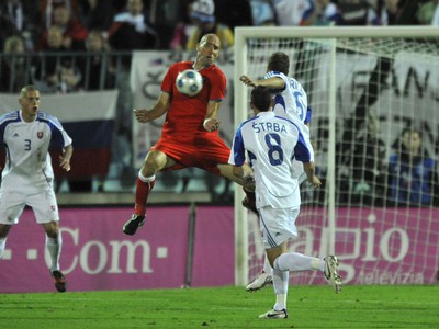 Jan Koller bojuje proti slovenskej obrane