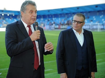 Zľava: Primátor mesta Nitra Jozef Dvonč a prezident futbalového zväzu Ján Kováčik počas slávnostného otvorenia futbalového štadióna FC Nitra