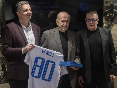 Zľava Peter Pálenčík, sekretár SFZ, v strede slovenská futbalová legenda Alexander Vencel st., vpravo Ján Kováčik, prezident SFZ