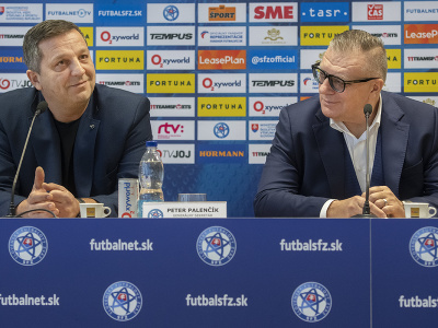 Na snímke vpravo prezident Slovenského futbalového zväzu (SFZ) Ján Kováčik a vľavo generálny sekretár SFZ Peter Palenčík počas tlačovej konferencie k usporiadaniu ME 21 vo futbale v roku 2025 na Slovensku