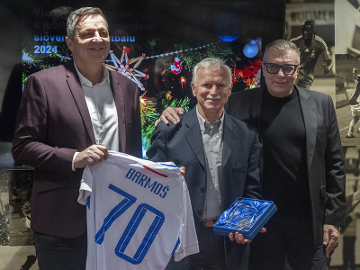 Jozef Barmoš, ikona slovenského futbalu, vedľa neho Peter Pálenčík (vľavo) a prezident SFZ Ján Kováčik