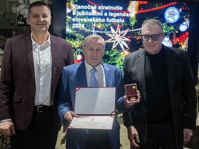 Zľava sekretár SFZ Peter Pálenčík, slovenská futbalová ikona Ján Pivarník a prezident SFZ Ján Kováčik