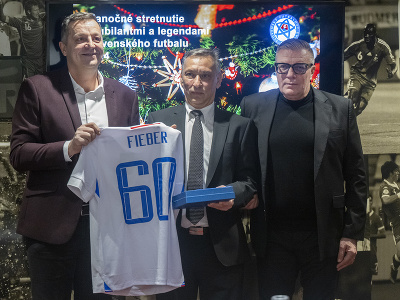 Na snímke sekretár SFZ Peter Pálenčík, slovenská futbalová ikona Peter Fieber a prezident SFZ Ján Kováčik