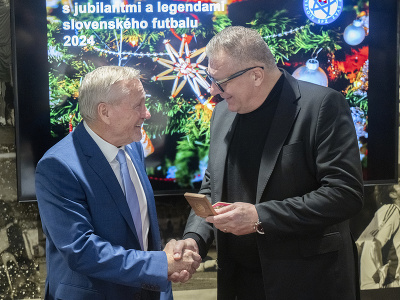 Ikona slovenského futbalu Ján Pivarník preberá cenu od Jána Kováčika, prezidenta SFZ