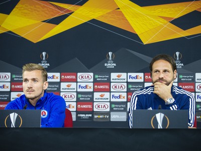 Futbalista ŠK Slovan Bratislava Jurij Medveděv a tréner Slovana Ján Kozák ml. počas tlačovej konferencie