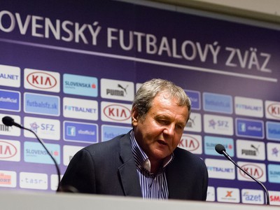 Tréner reprezentácie Ján Kozák počas tlačovej konferencie po zápase Slovensko - Malta