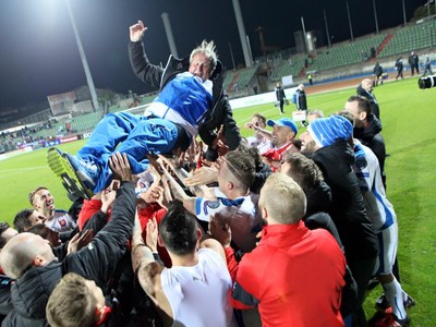 Postupová radosť futbalistov spolu s trénerom Jánom Kozákom