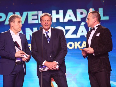 Pavel Hapal a Ján Kozák pri prevzatí trofeje pre Najlepšieho trénera roka