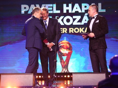 Pavel Hapal a Ján Kozák pri prevzatí trofeje pre Najlepšieho trénera roka