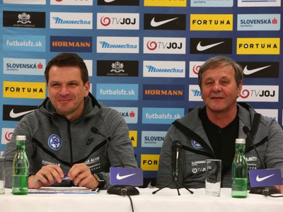 Tréner slovenskej futbalovej reprezentácie Ján Kozák a asistent trénera Štefan Tarkovič