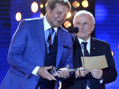 Na snímke Ján Kozák (vľavo) získal cenu pre najlepšieho trénera roka 2016. Cenu mu odovzdal Jozef Jankech.