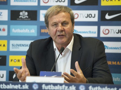 Tréner slovenskej futbalovej reprezentácie Ján Kozák