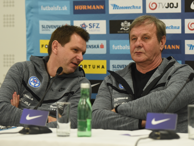 Vľavo asistent trénera Štefan Tarkovič a tréner slovenskej futbalovej reprezentácie Ján Kozák