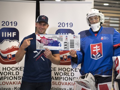 brankár slovenskej hokejovej reprezentácie Ján Laco si kupuje vstupenky počas oficiálneho spustenia predaja vstupeniek na majstrovstvá sveta v ľadovom hokeji na Slovensku (10. - 26. mája 2019) v spoločnosti Ticketportal