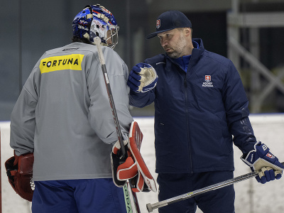 Na snímke sprava tréner brankárov Ján Lašák a slovenský hokejový reprezentačný brankár Eugen Rabčan 
