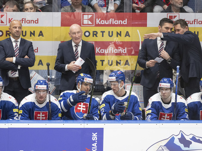 Na snímke druhý zľava tréner slovenských hokejisto Craig Ramsay a asisitenti, vľavo Ján Pardavý, sprava Ján Lašák a Peter Frühauf