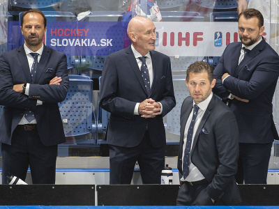 Tréner slovenskej hokejovej reprezentácie Craig Ramsay (druhý vľavo) a jeho asistenti zľava Ján Pardavý, Ján Lašák a Andrej Podkonický