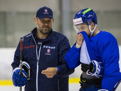 Zľava tréner brankárov Ján Lašák a hokejista Daniel Gachulinec počas tréningu slovenskej reprezentácie pred MS vo Fínsku