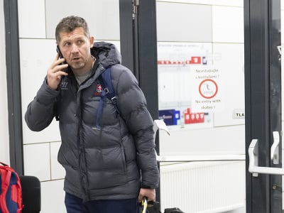 Asistent trénera slovenskej hokejovej reprezentácie Ján Lašák telefonuje počas príchodu na reprezentačný zraz v Bratislave