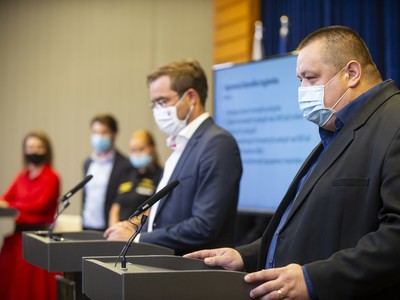 Na snímke sprava hlavný hygienik SR Ján Mikas a minister zdravotníctva SR Marek Krajčí 