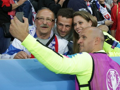 Ján Mucha (v popredí) s rodinou po skončení zápasu Slovensko - Rusko
