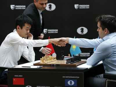 Na snímke vpravo ruský šachový veľmajster Jan Nepomňaščij a vľavo čínsky šachista Ting Li-žen si podávajú ruky pred 14. partiou zápasu o titul majstra sveta v kazašskej Astane