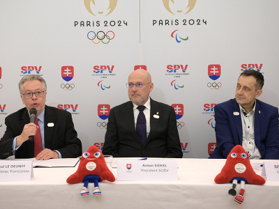Na snímke zľava veľvyslanec Francúzska na Slovensku Pascal Le Deunff, prezident SOV Anton Siekel a predseda SPV Ján Riapoš počas slávnostného podpisu prihlášok Slovenska na OH a PH 2024 vo Francúzskom inštitúte