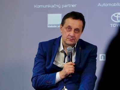Predseda SPV Ján Riapoš počas tlačovej konferencie