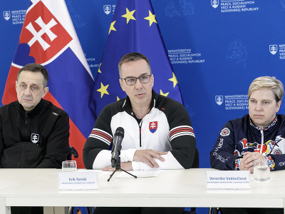 Na snímke zľava predseda