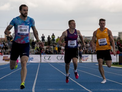 Na snímke zľava Ramil Gulijev (Turecko), Ján Volko ( Slovensko) a Emile Erasmus ( Juhoafrická republika) v behu na 200 metrov