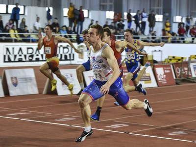 Na snímke v popredí víťaz v behu na 60 metrov šprintér Ján Volko