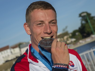 Ján Volko pózuje so striebornou medailou za beh na 100 metrov na II. Európskych hrách v Minsku