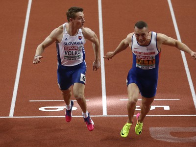 Slovenský šprintér Ján Volko (vľavo) získava striebornú medailu  vo finále behu na 60 m