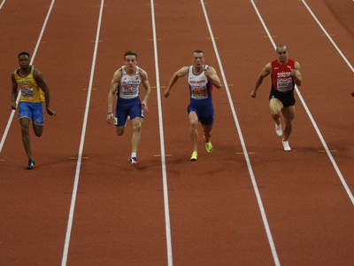 Slovenský šprintér Ján Volko (druhý vľavo) vo finále behu na 60 m na halových ME v atletike v Belehrade