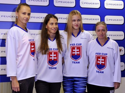 Zľava: Hráčka Magdaléna Rybáriková, trénerka Jeanette Husárová a hráčky Karolína Schmiedlová a Kristína Kučová