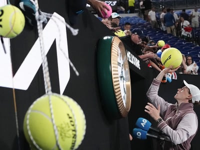 Taliansky tenista Jannik Sinner hádže loptu fanúšikom