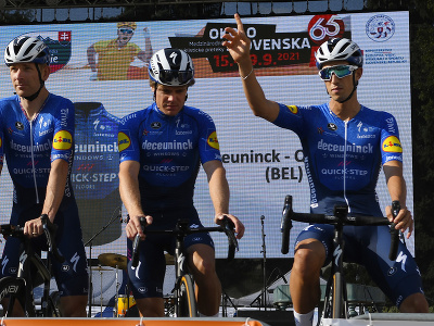 Na snímke z predstavovania jednotlivých tímov a pretekárov vpravo minuloročný víťaz Jannik Steimle z tímu Deceunix – Quick_Step