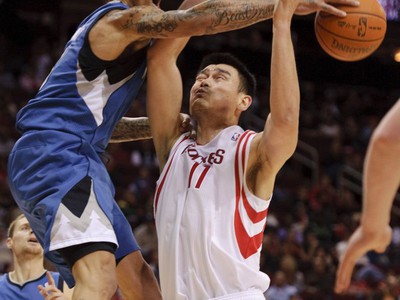 Beasley blokuje Jao Minga