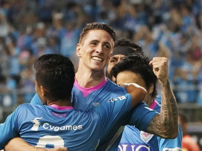 Fernando Torres oslavuje svoj premiérový ligový gól v drese Sagan Tosu