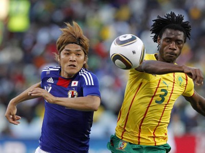Yoshito Okubo a Nicolas Nkoulou v súboji