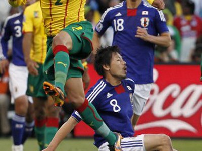 Benoit Assou-Ekotto hlavičkuje loptu