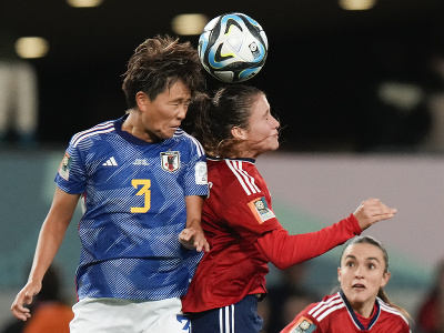 Japonská futbalistka Moeka Minamiová (vľavo) a hráčka Kostariky Maria Paula Salasová bojujú o loptu