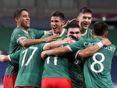 Futbalisti Mexika oslavujú gól Alexisa Vega do siete Japonska