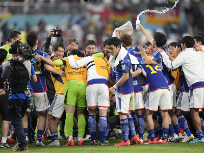 Futbalisti Japonska oslavujú víťazstvo nad Nemeckom