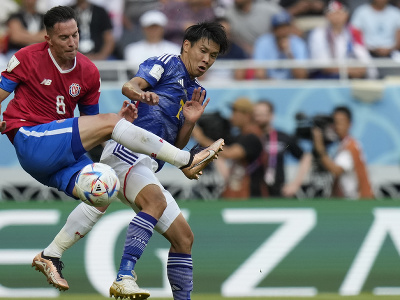 Kostarický hráč Bryan Oviedo (vľavo) bojuje o loptu s Japoncom Mikim Jamaneom